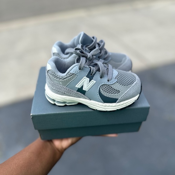 Toddler New Balance 2002 Grey Sneakers sz 6 - Picture 2 of 4